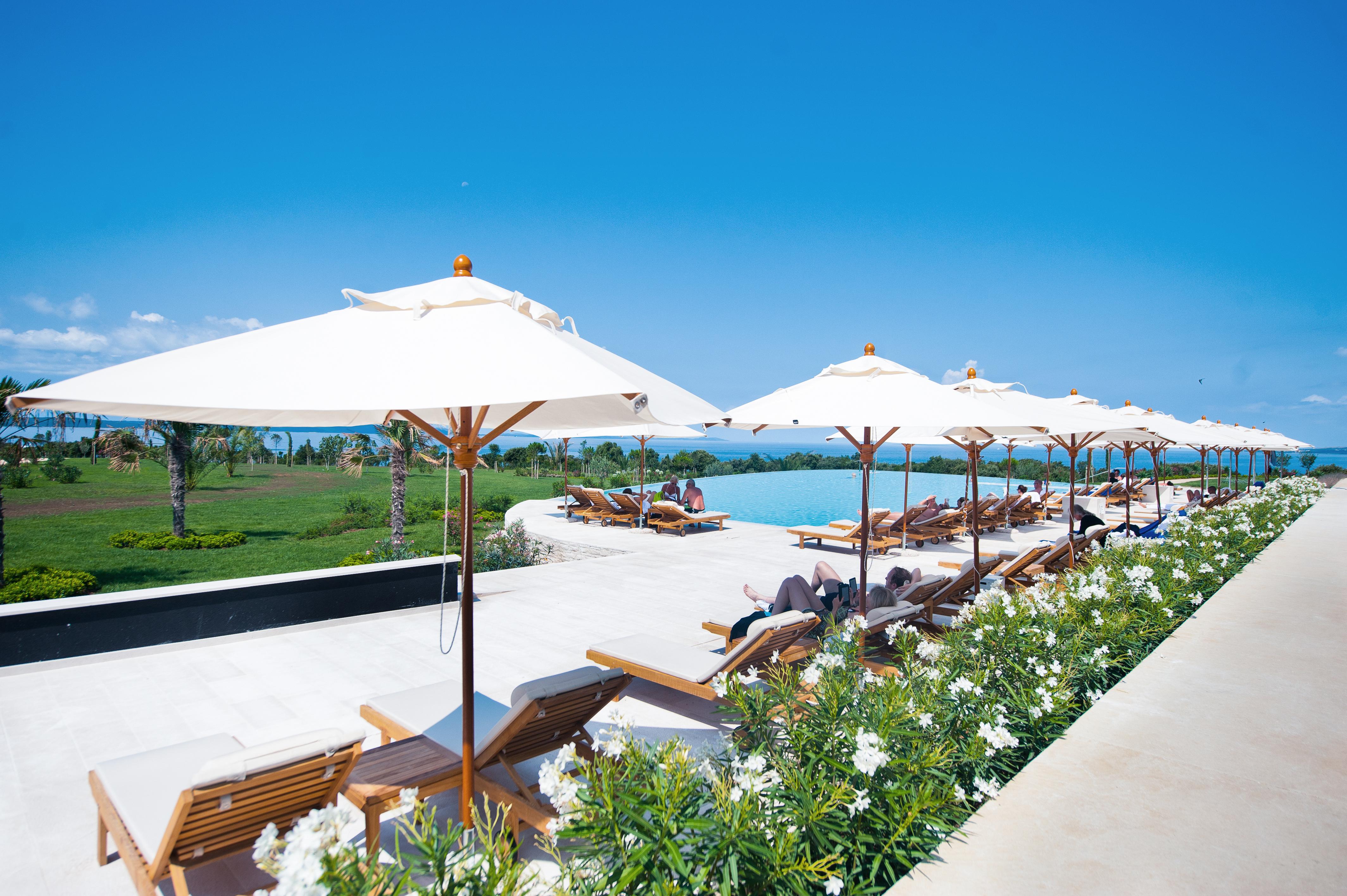 Falkensteiner Hotel & Spa Iadera Petrcane Exterior foto The pool at the hotel