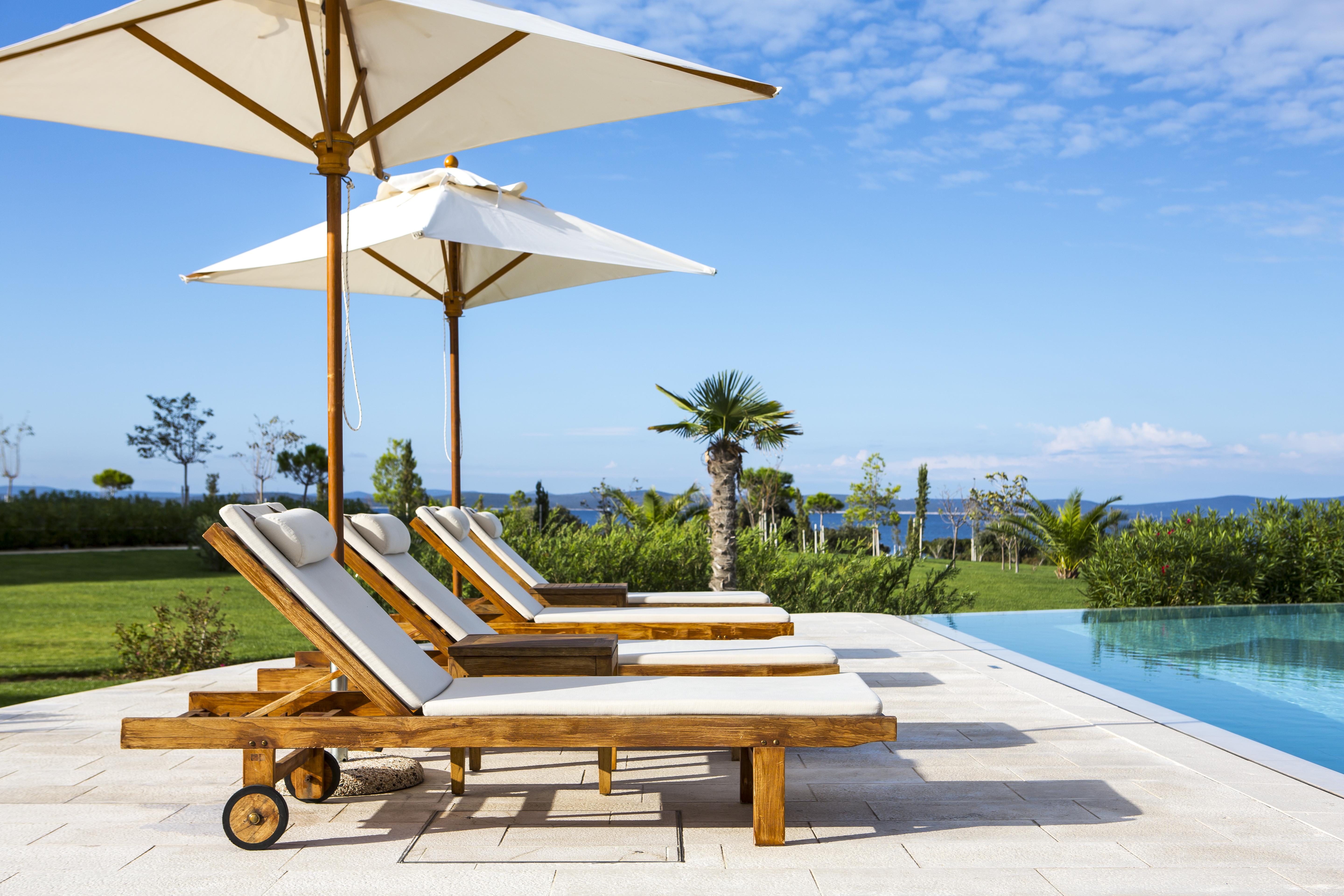 Falkensteiner Hotel & Spa Iadera Petrcane Exterior foto A poolside lounge chair