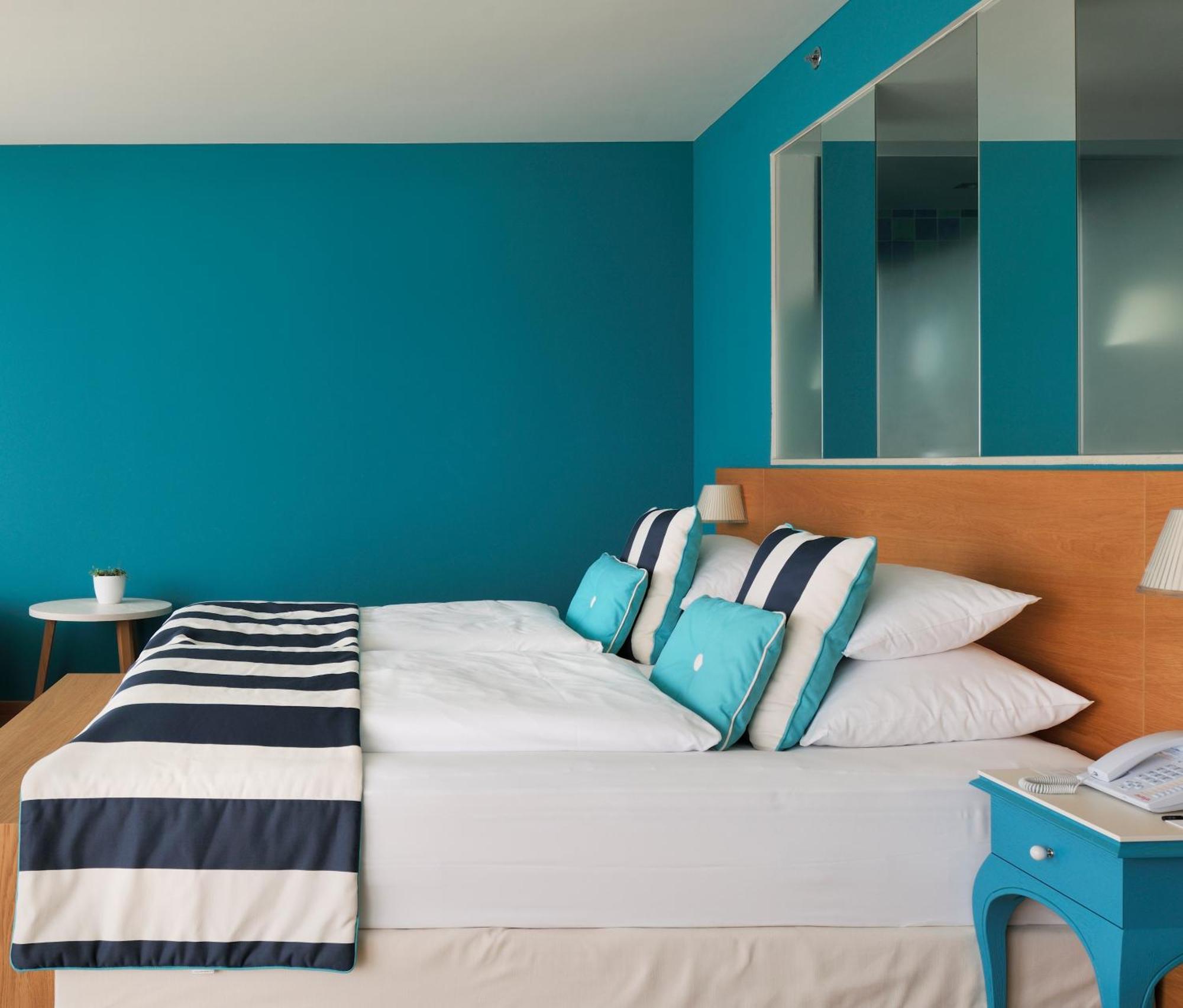 Falkensteiner Hotel & Spa Iadera Petrcane Quarto foto A bedroom with blue walls